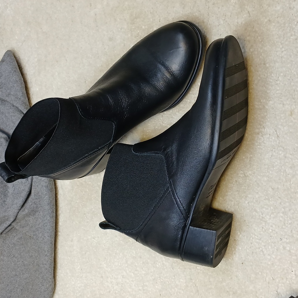 Munro womens black leather Chelsea boots. Size 8 wide